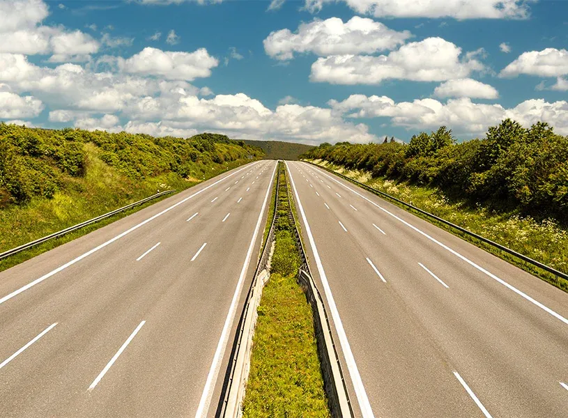 Autobahn mit blauem Himmel Leere Autobahnstraße mit blauem Himmel