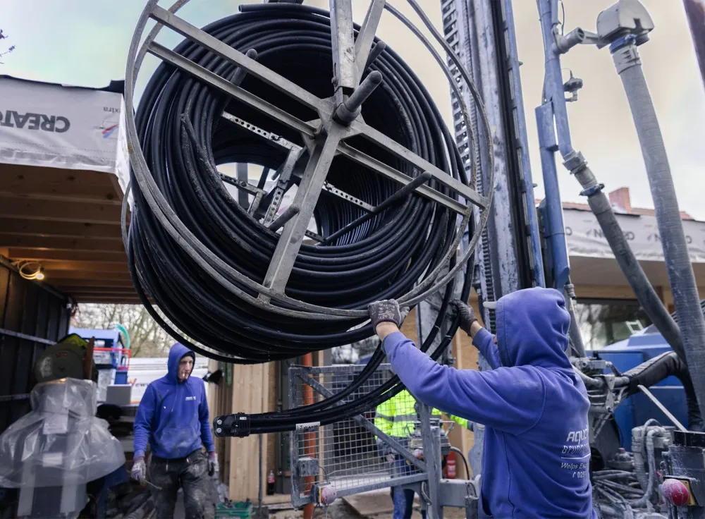 Mitarbeiter verladen Kabel Mitarbeiter verladen große Kabeltrommel